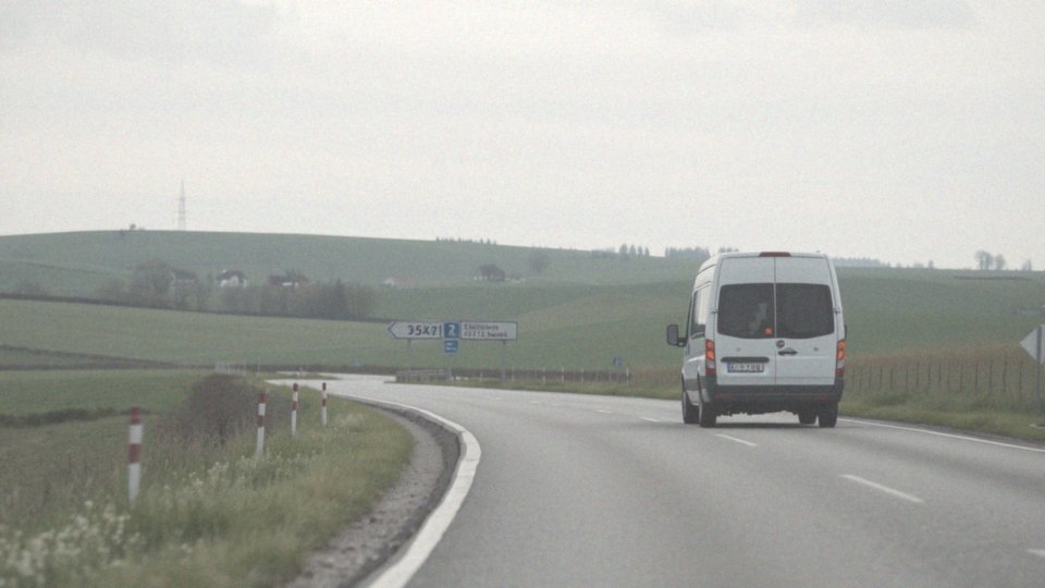 Jak dystans przewozu wpływa na koszt transportu busem?