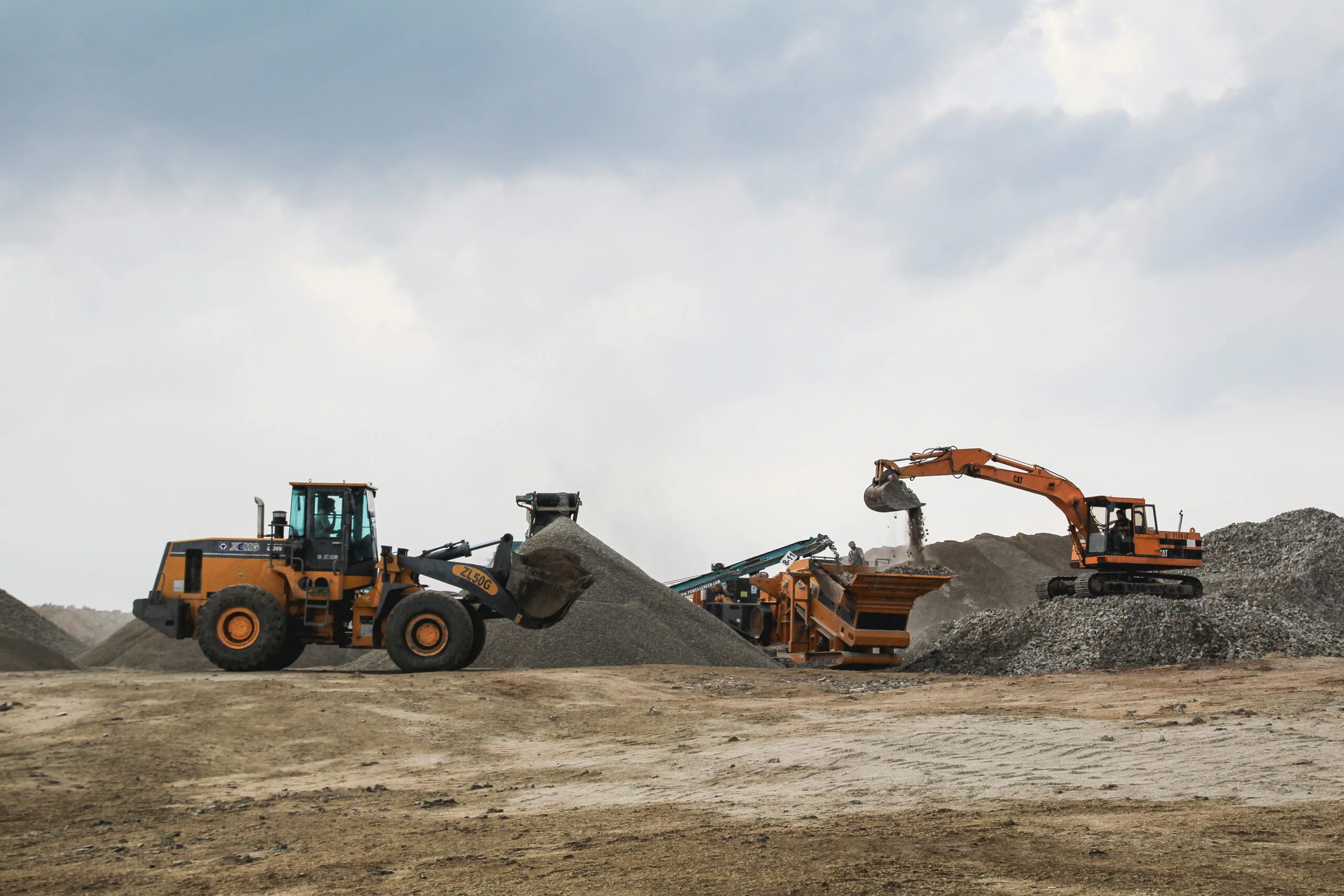 Jak działa przesiewacz wibracyjny? Poznaj mechanikę ruchu wokół środka ciężkości